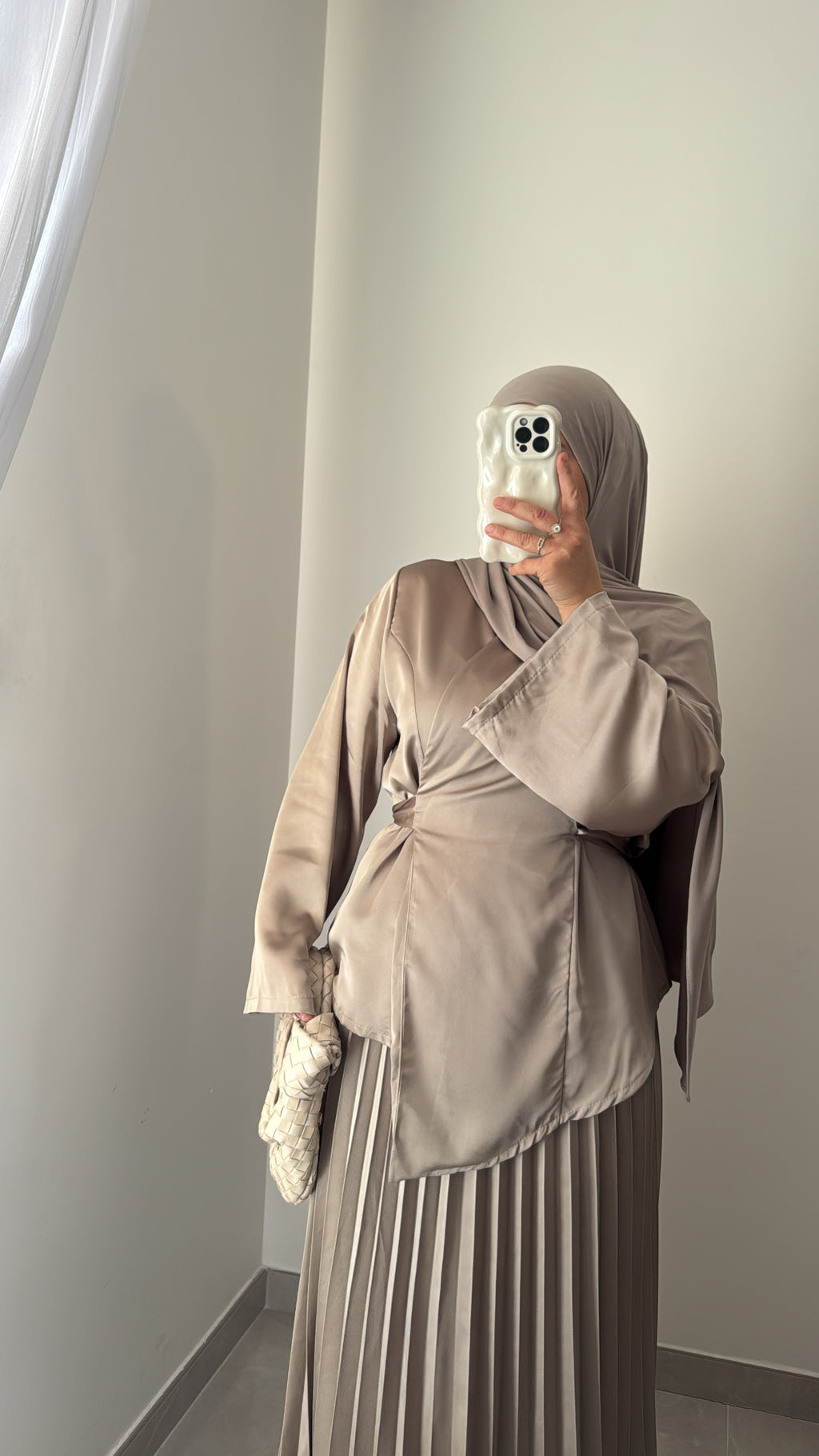 ENSEMBLE CACHE-CŒUR & JUPE PLISSÉE – TAUPE