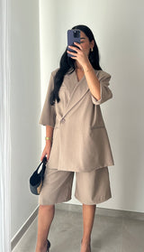 ENSEMBLE BLAZER & BERMUDA – TAUPE