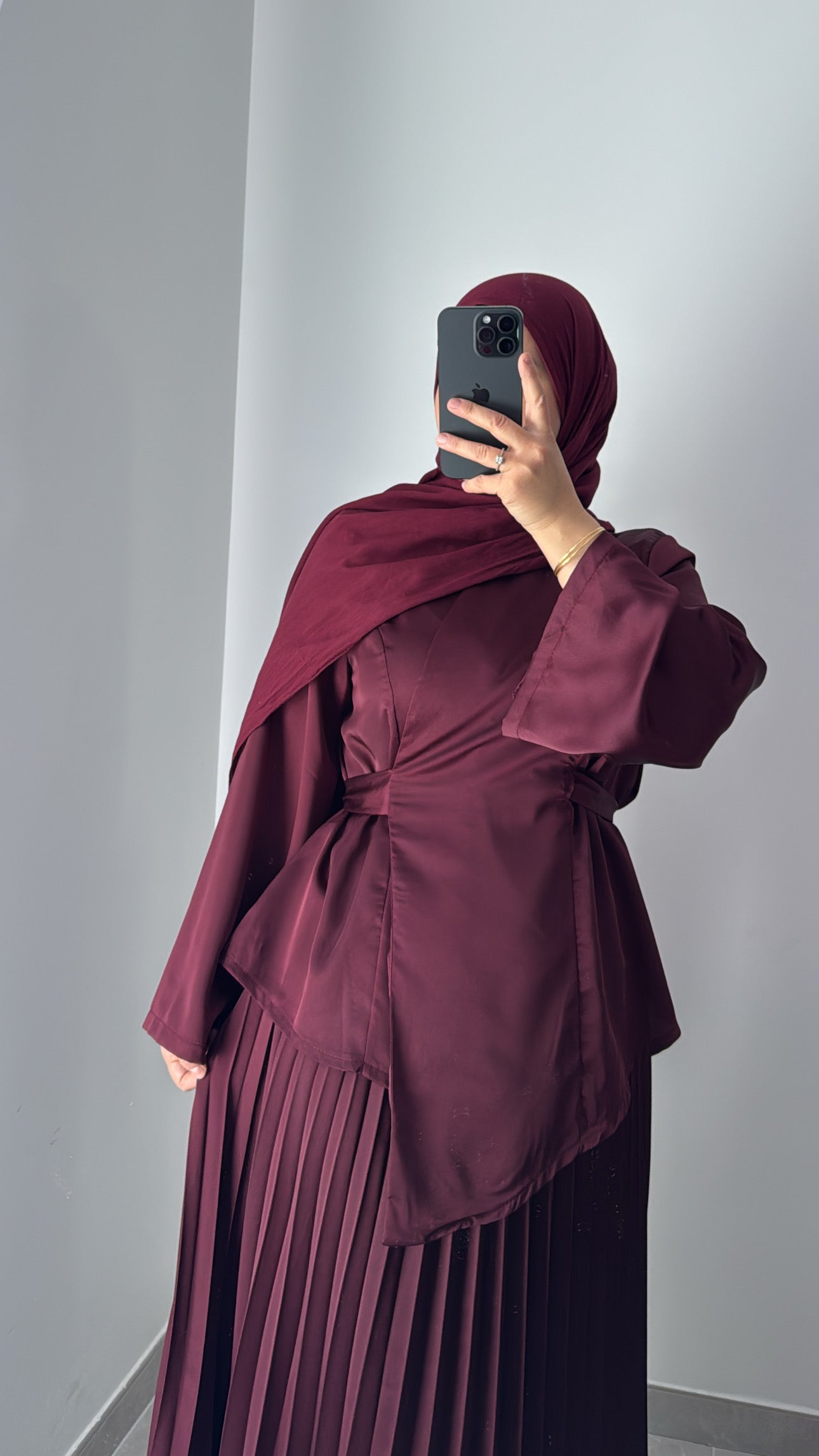 ENSEMBLE CACHE-CŒUR & JUPE PLISSÉE – BORDEAUX