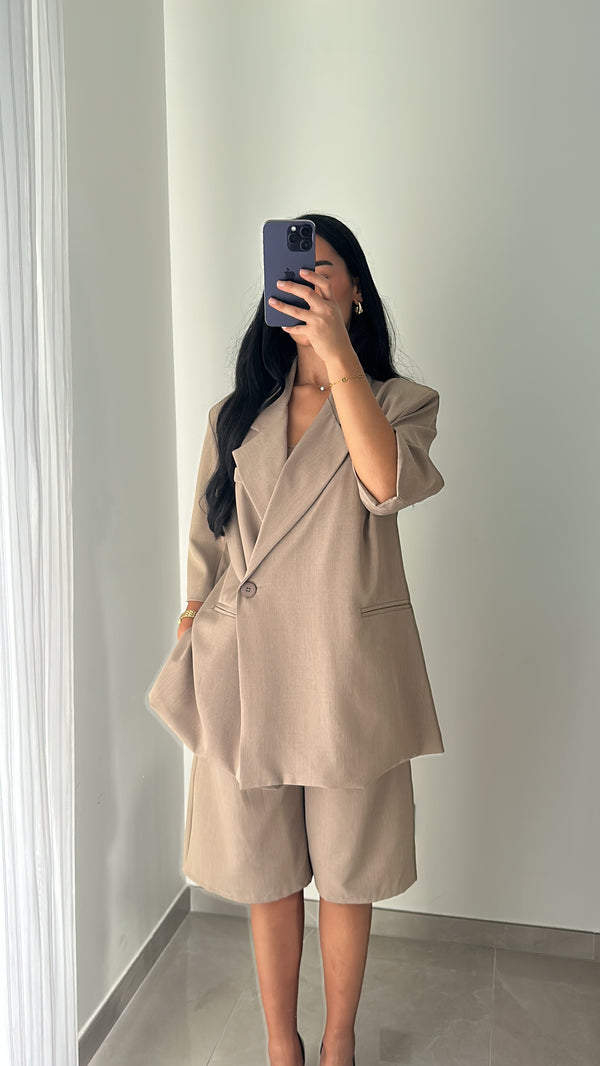 ENSEMBLE BLAZER & BERMUDA – TAUPE