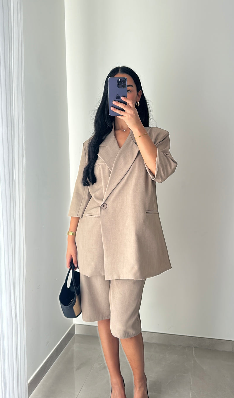 ENSEMBLE BLAZER & BERMUDA – TAUPE