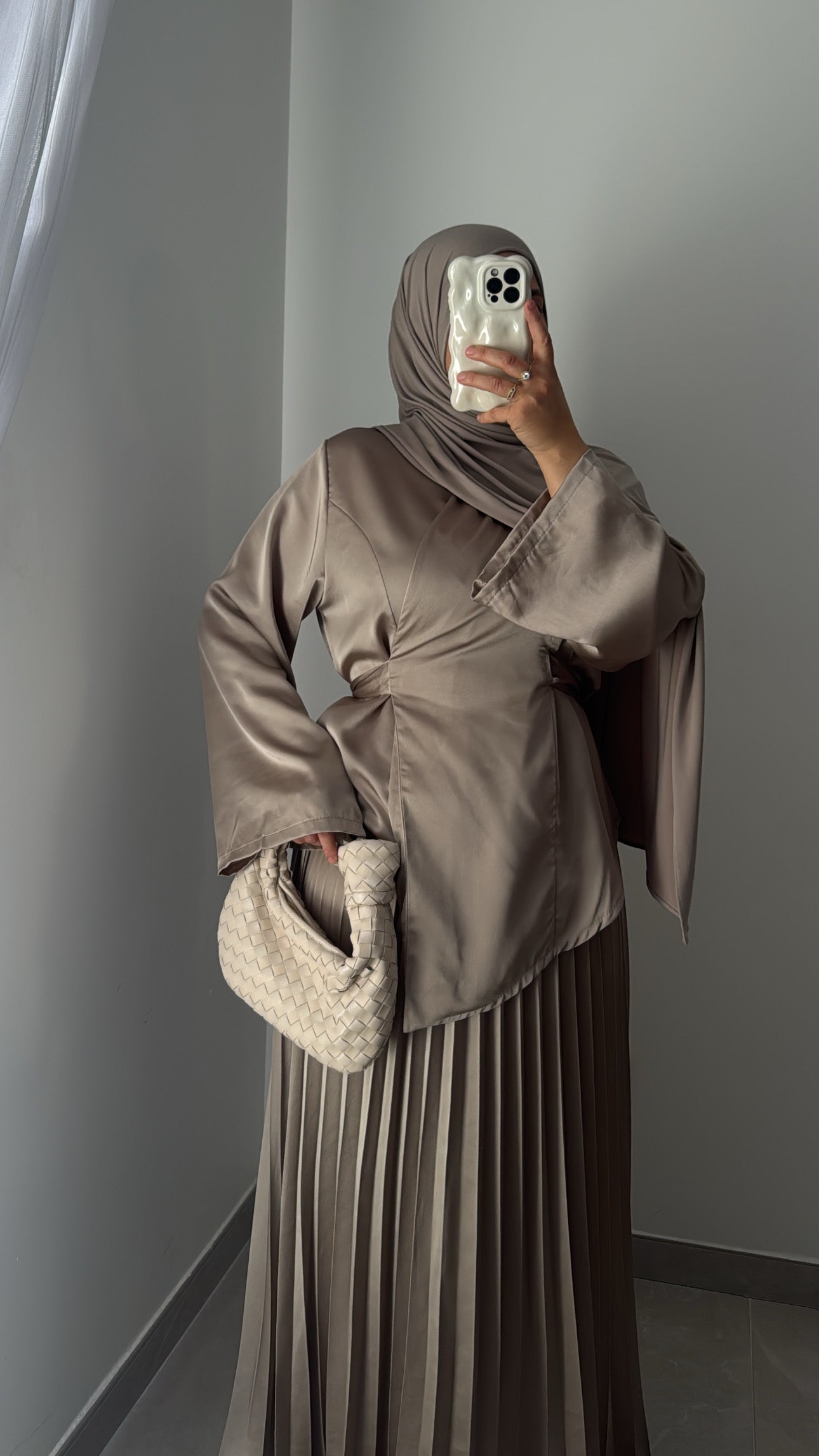 ENSEMBLE CACHE-CŒUR & JUPE PLISSÉE – TAUPE