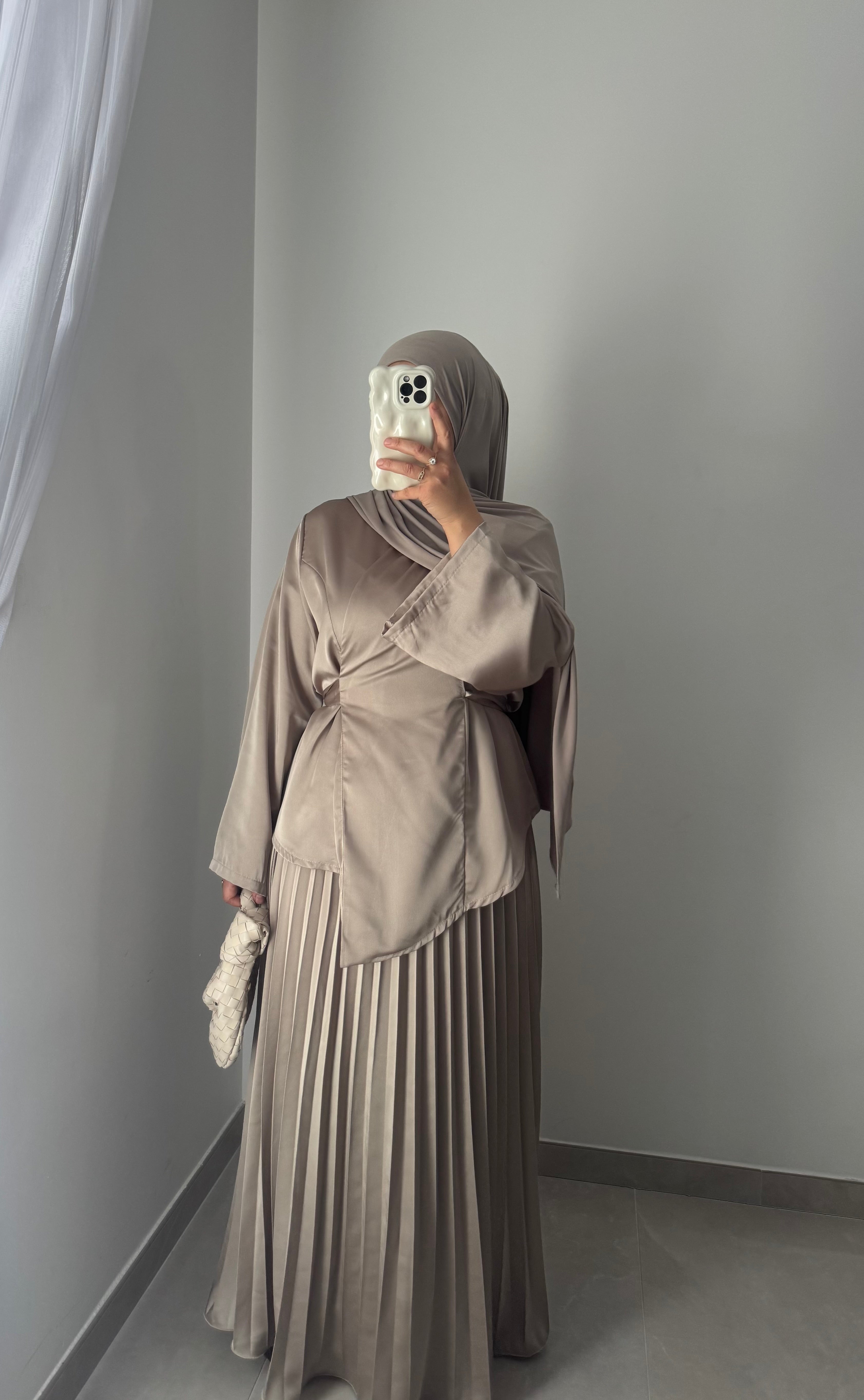 ENSEMBLE CACHE-CŒUR & JUPE PLISSÉE – TAUPE