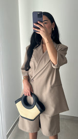 ENSEMBLE BLAZER & BERMUDA – TAUPE