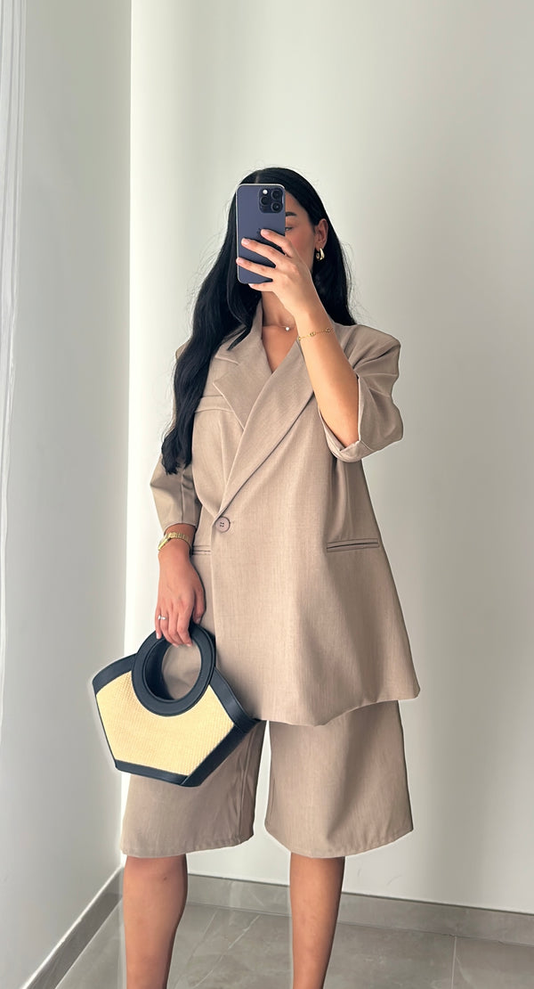 ENSEMBLE BLAZER & BERMUDA – TAUPE
