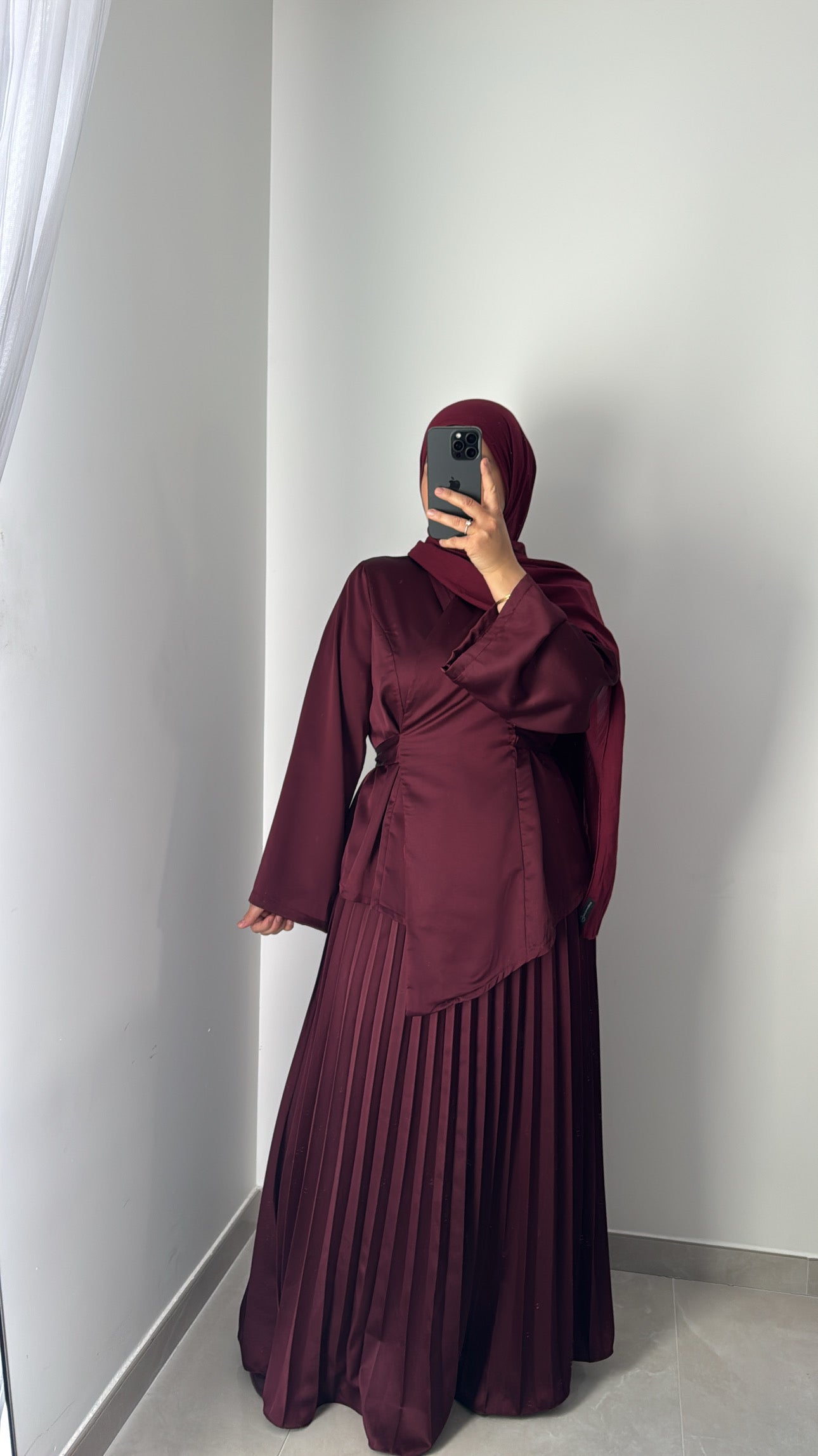 ENSEMBLE CACHE-CŒUR & JUPE PLISSÉE – BORDEAUX